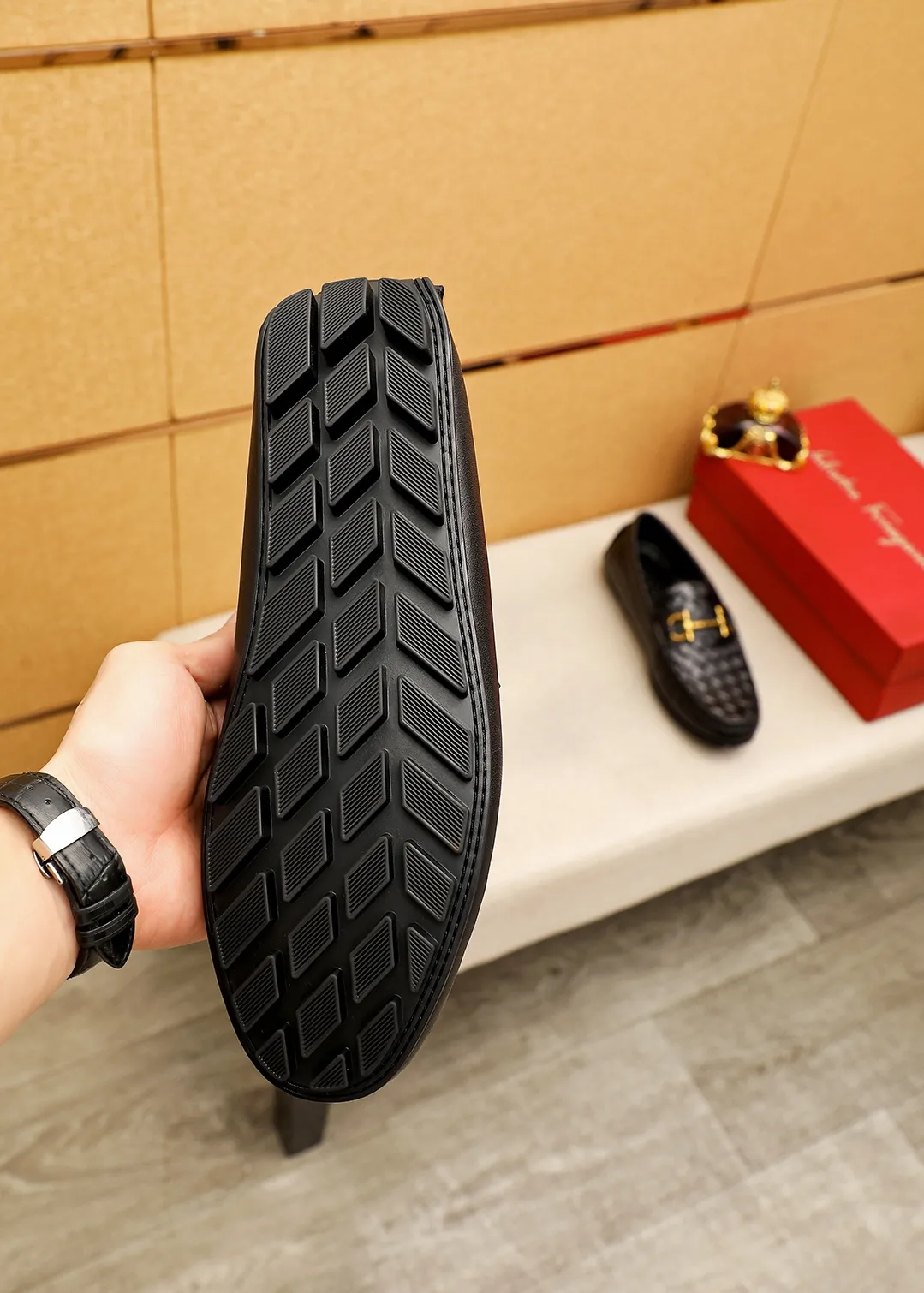 Men's shoes 💰360 💐 Product trademark: Ferragamo "Ferragamo" bean shoes Regular size: 38-44 (45.46🉑️customized) Product materials: Selected imported woven cowhide upper + classic hardware buckle, imported pig leather lining. Strong three-dimensional visual effect, original outsole color: 1⃣️color optional